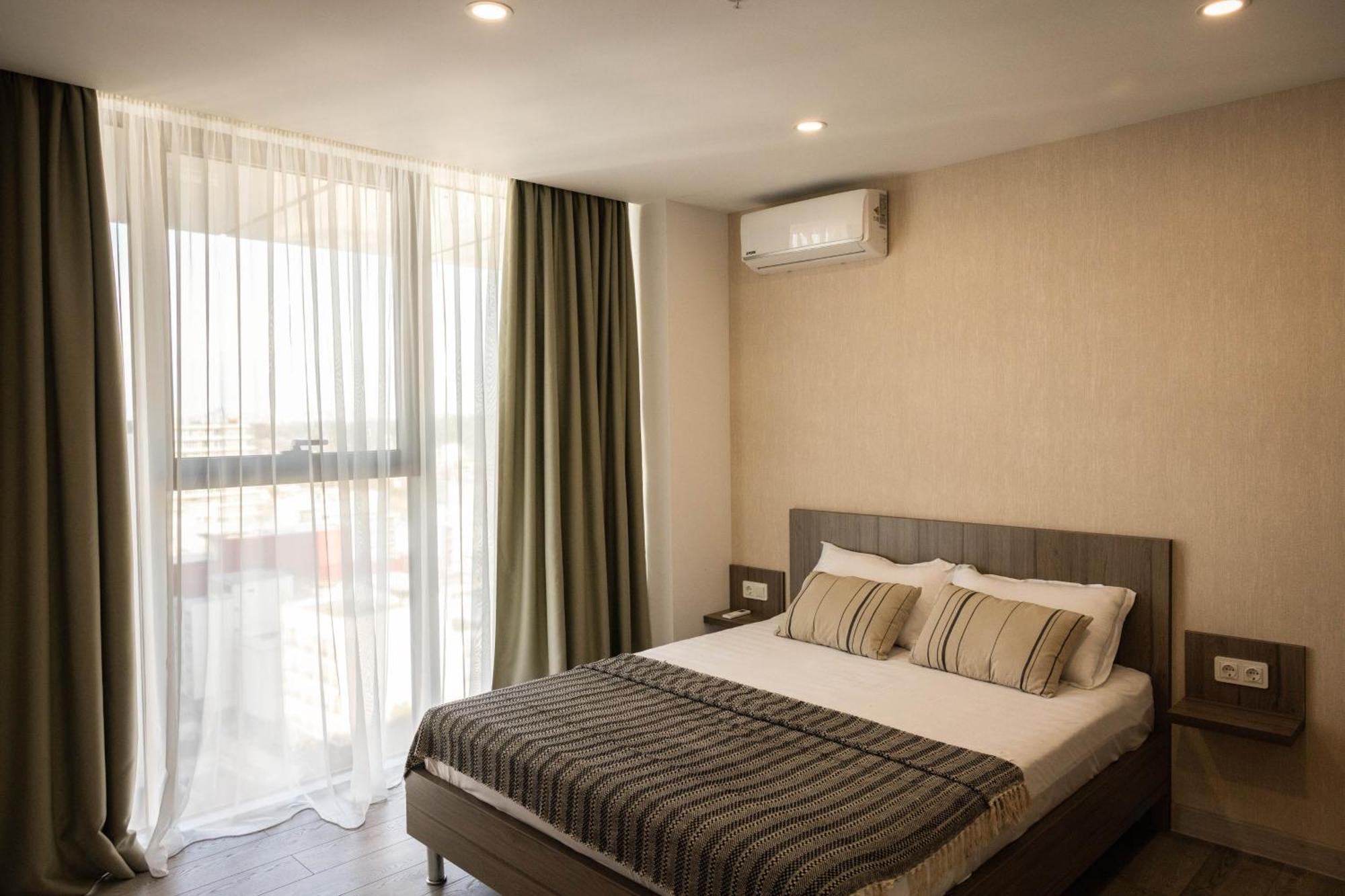 Green Side Apart Hotel Batumi Exterior photo